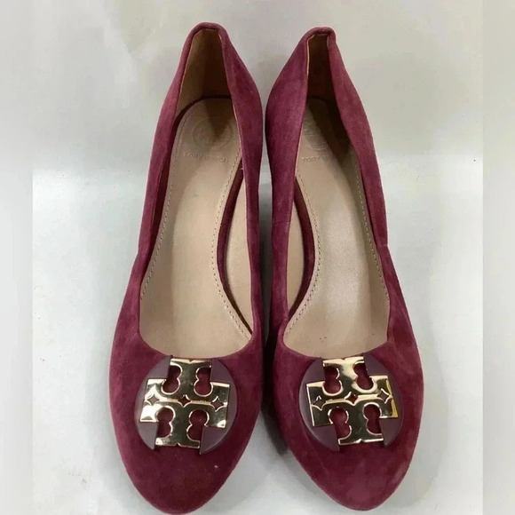 TORY BURCH LUNA EMBELLISHED SUEDE MEDALLION WEDGE HEEL PUMPS SZ 7M - Picture 4 of 15